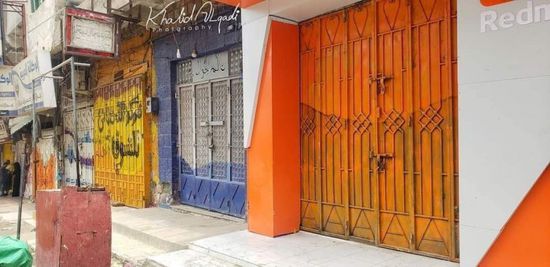 بالصور.. إضراب المحال التجارية بتعز رفضا لتدهور العملة