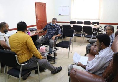 مكاتب المكلا الخدمية تستعرض موقف المشروعات الأممية