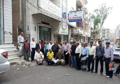 رفضا للاعتداءات.. موظفو "الصحة" بتعز يعلقون أعمالهم (صور)