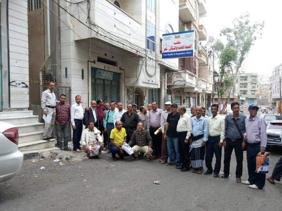 رفضا للاعتداءات.. موظفو "الصحة" بتعز يعلقون أعمالهم (صور)