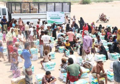 بالصور.. توزيع 1000 حقيبة نظافة في الخوخة