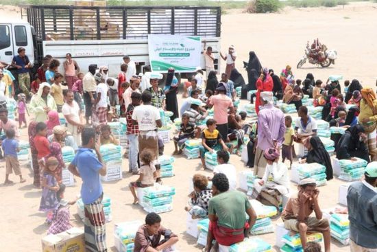 بالصور.. توزيع 1000 حقيبة نظافة في الخوخة