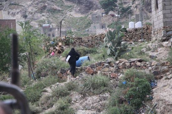 2000 أسرة تتلقى تمورا من سلمان للإغاثة بتعز