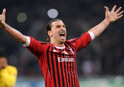 زلاتان إبراهيموفيتش يجدد عقده مع ميلان الإيطالي