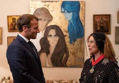 بالفيديو.. فيروز تهدي ماكرون لوحة فنية أثناء زيارته لها