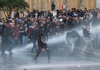  قوات الأمن اللبناني تطلق الغاز المسيل للدموع على المتظاهرين وسط بيروت