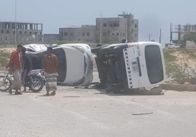 مصرع شاب في تصادم سيارتين بالمكلا