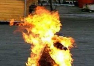 من أجل الغاز.. نازح بإب يشعل النار بجسده