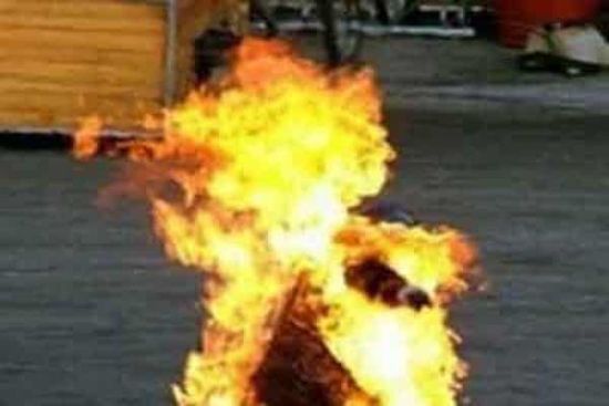 من أجل الغاز.. نازح بإب يشعل النار بجسده