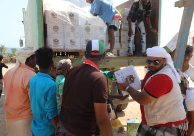 مساعدات إماراتية تتدفق على أهالي "30 نوفمبر" بسقطرى (صور)