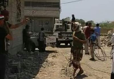 فصل الربط العشوائي للكهرباء بحي الشعب في البريقة (صور)