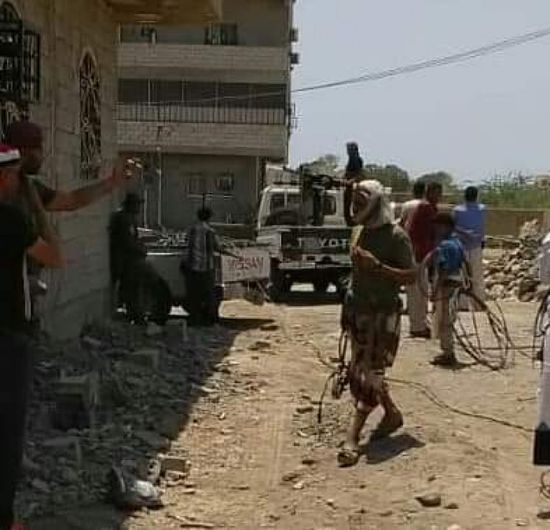 فصل الربط العشوائي للكهرباء بحي الشعب في البريقة (صور)