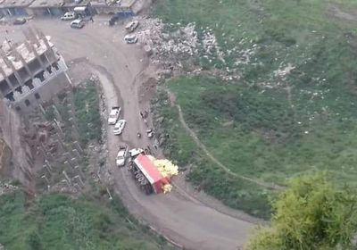 اتهامات للحوثيين بالمسؤولية.. مقطورة تقطع طريقًا حيويًا في إب