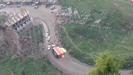 اتهامات للحوثيين بالمسؤولية.. مقطورة تقطع طريقًا حيويًا في إب