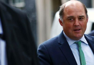 وزير الدفاع البريطاني: إيران تدعم الإرهاب عبر الحوثيين