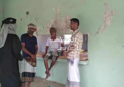 وفد من "انتقالي أبين" يطمئن على أسرة نازحة لزنجبار