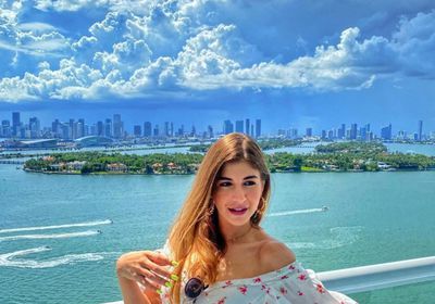 من أمريكا.. ملك قورة تستمتع بعطلتها بجلسة تصوير جديدة