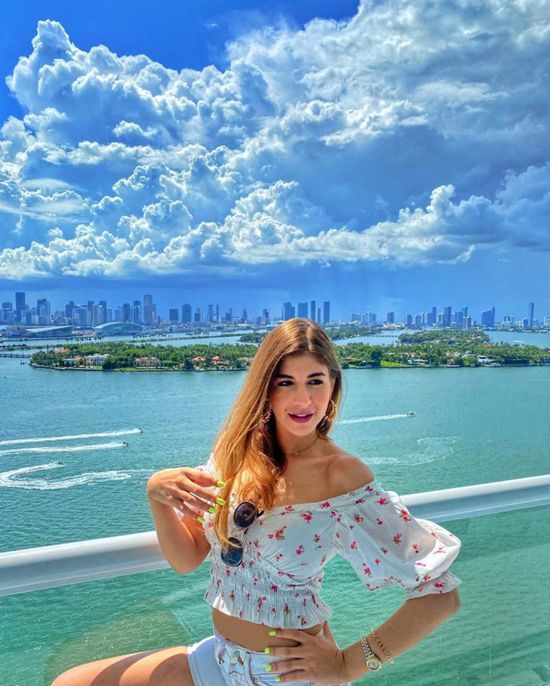 من أمريكا.. ملك قورة تستمتع بعطلتها بجلسة تصوير جديدة