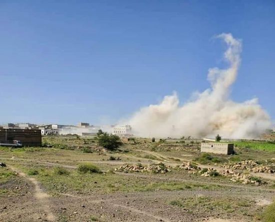 بعد حصارها.. مليشيا الحوثي تنسف منازل الزوب