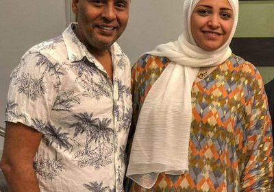 "أم العيال".. محمود عبدالمغني يثير إعجاب جمهوره بصورة مع زوجته