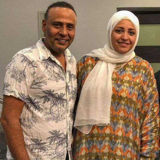 "أم العيال".. محمود عبدالمغني يثير إعجاب جمهوره بصورة مع زوجته
