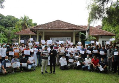 بالصور.. الطلاب المغتربون يطالبون الشرعية بسداد الرسوم والمستحقات