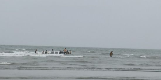 انتشال جثماني شقيقين غرقا في ساحل أبين