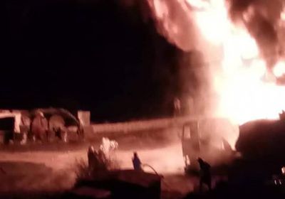 بالصور.. حريق هائل في خزانات نفطية بالمعافر