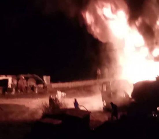 بالصور.. حريق هائل في خزانات نفطية بالمعافر