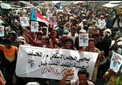 مسيرة حاشدة بالمحفد لتأبين صالح الكازمي