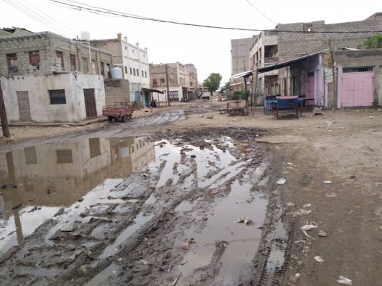 انتشار البحيرات الراكدة بشوارع مدينة الحصن (صور)