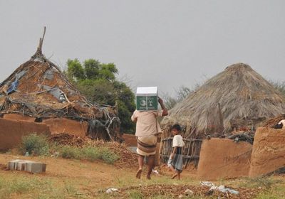 سكان قرى حجة يتلقون مساعدات سعودية