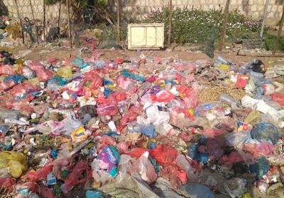 تفاقم أزمة القمامة مجددًا بشوارع جعار (صور)