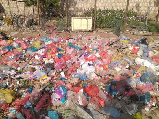 تفاقم أزمة القمامة مجددًا بشوارع جعار (صور)
