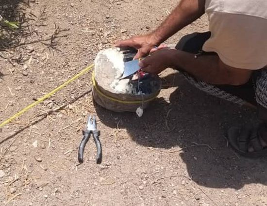 إبطال مفعول عبوة حوثية ناسفة بالطريق بين التُّحيتا والخوخة 