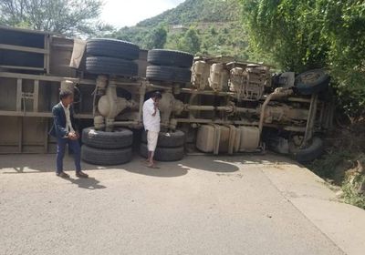 قاطرة تقطع طريق "إب - العدين" الحيوي