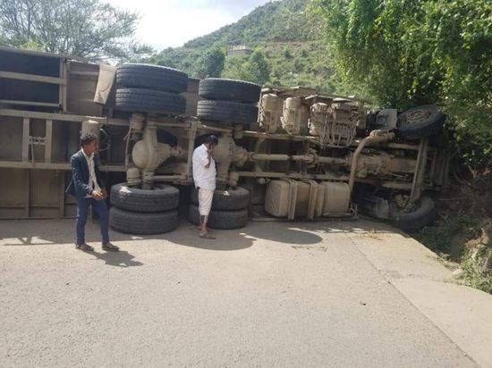 قاطرة تقطع طريق "إب - العدين" الحيوي