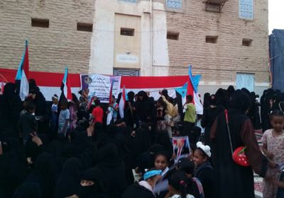 "حضرميات" تستهجن تصدير الشرعية الأزمات للجنوب