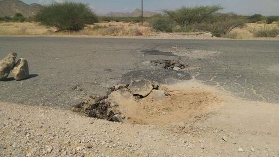 بالصور.. هبوط أرضي بالخط الدولي بين "أمصره – العين"