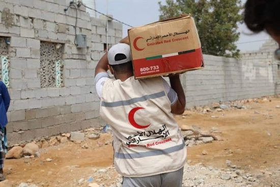 500 سلة غذاء من الإمارات لأهالي المكلا (صور)