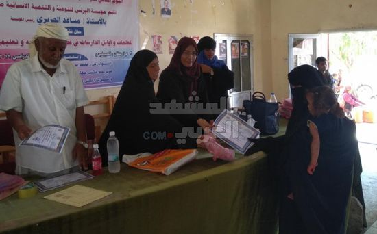 "محو الأمية" يكرم 38 معلمة و100 خريجة بالحبيلين (صور)
