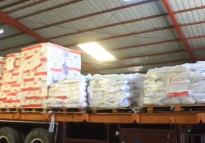 ضمن جسرها البحري.. سفينة مساعدات إماراتية ترسو بالمخا