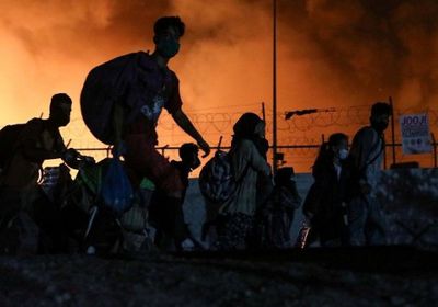 اندلاع حريق ضخم في مخيم لاجئين باليونان