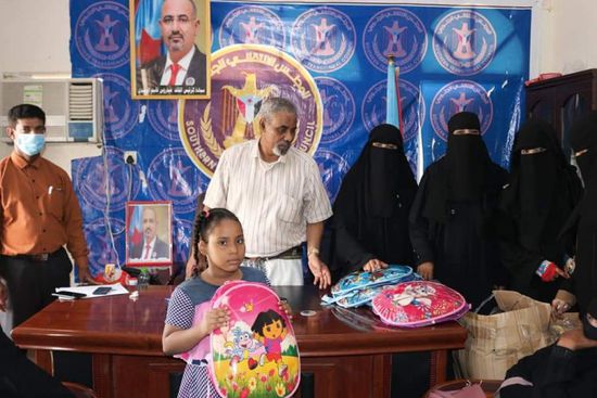 "انتقالي حضرموت" يدشن مبادرة توزيع الحقيبة المدرسية