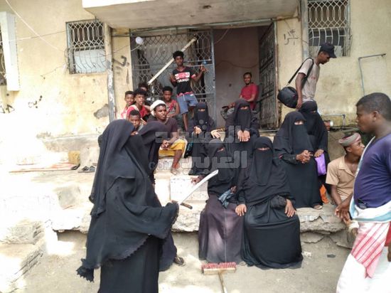 احتجاج عمال نظافة أبين على تعسف مدير الصندوق