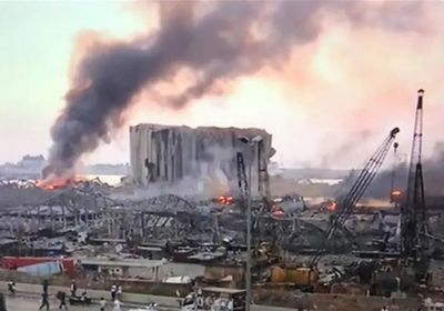  الجيش اللبناني يطالب بالابتعاد عن موقع حريق مرفأ بيروت