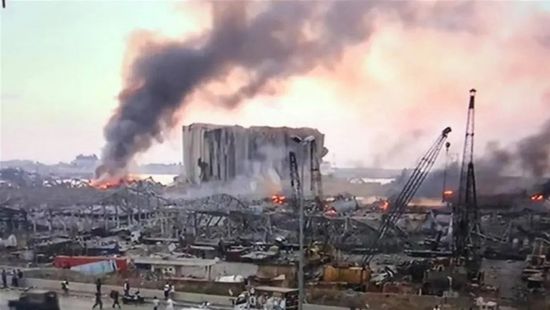  الجيش اللبناني يطالب بالابتعاد عن موقع حريق مرفأ بيروت