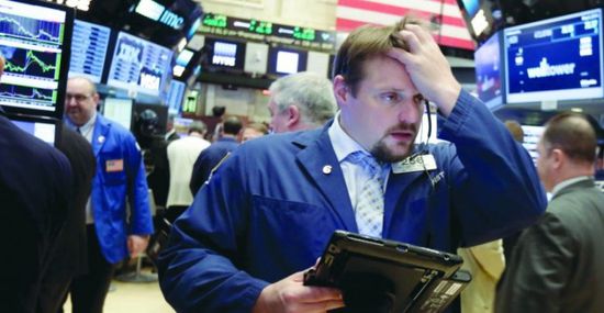 الأسهم الأمريكية تتراجع في جلسة متقلبة