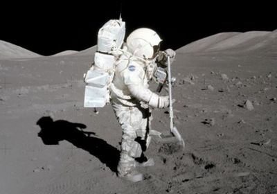 ناسا تطلب شراء عينات من الصخور على سطح القمر