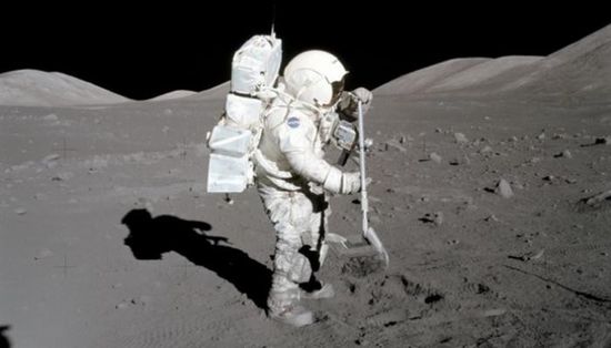 ناسا تطلب شراء عينات من الصخور على سطح القمر